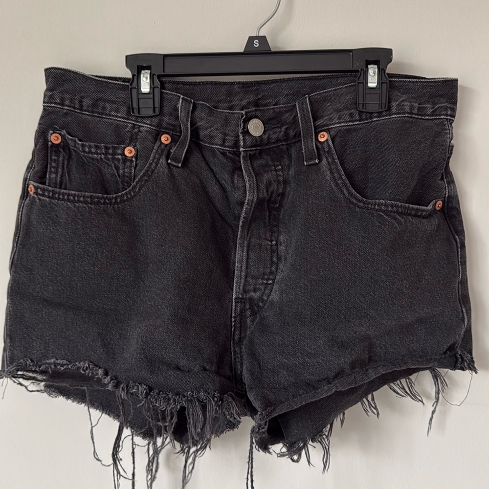 Black Levi’s shorts